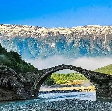 Oasis Fshat i Ri (Gjirokaster)